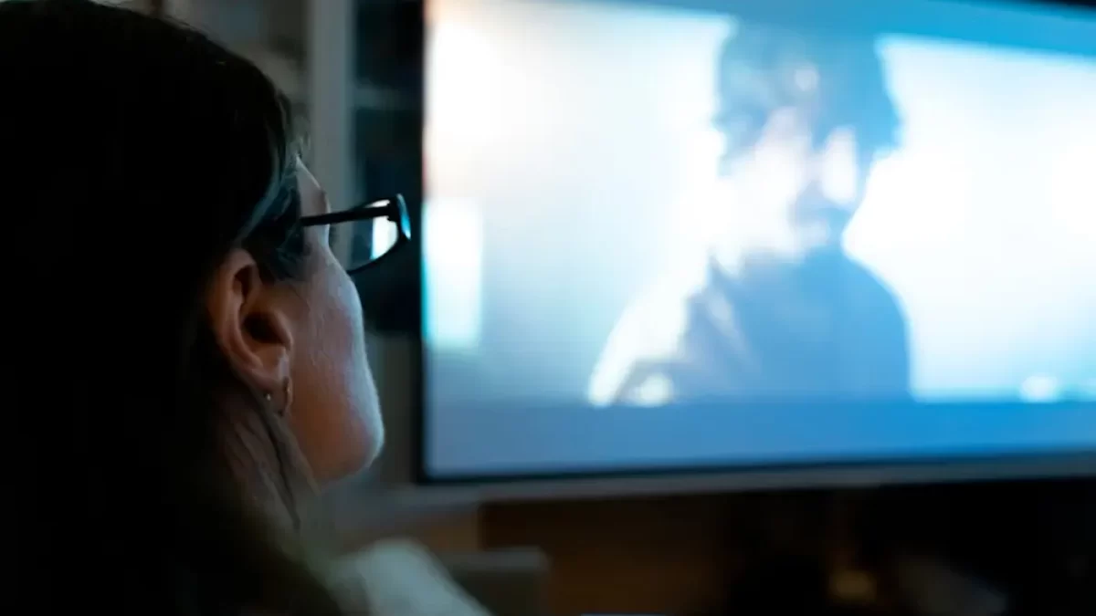 Žena dívající se na film