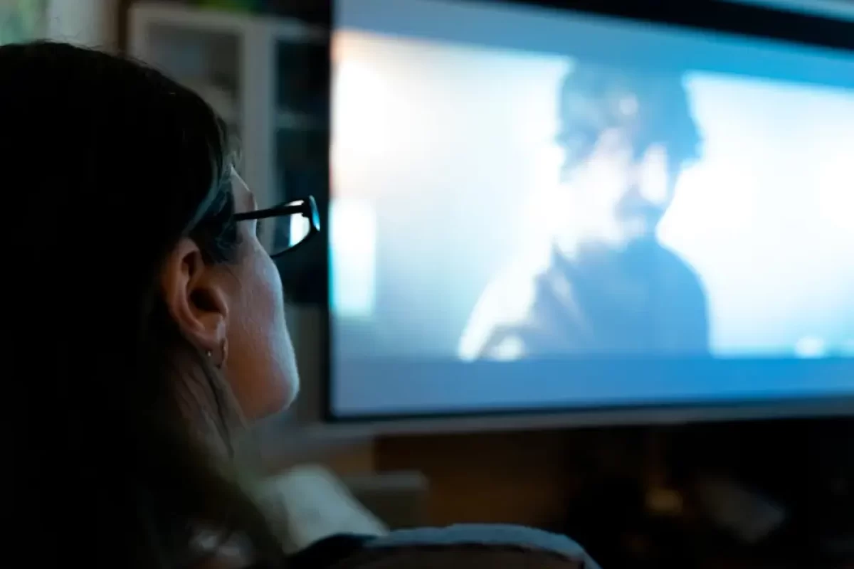 Žena dívající se na film