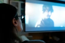 Žena dívající se na film