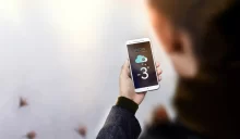 Muž se dívá na počasí na mobilu