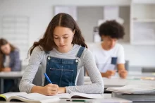 studentka píše test