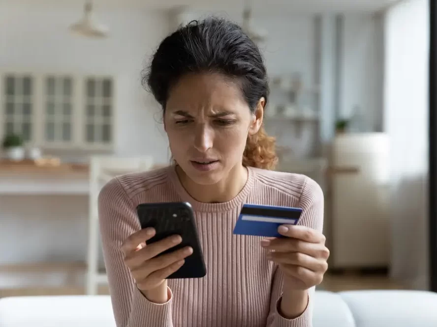 Nešťastná žena s kreditkou a mobilem