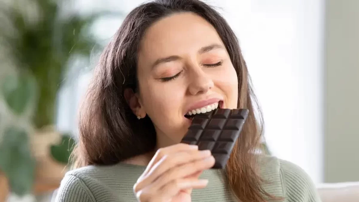 Žena užívající si čokoládu