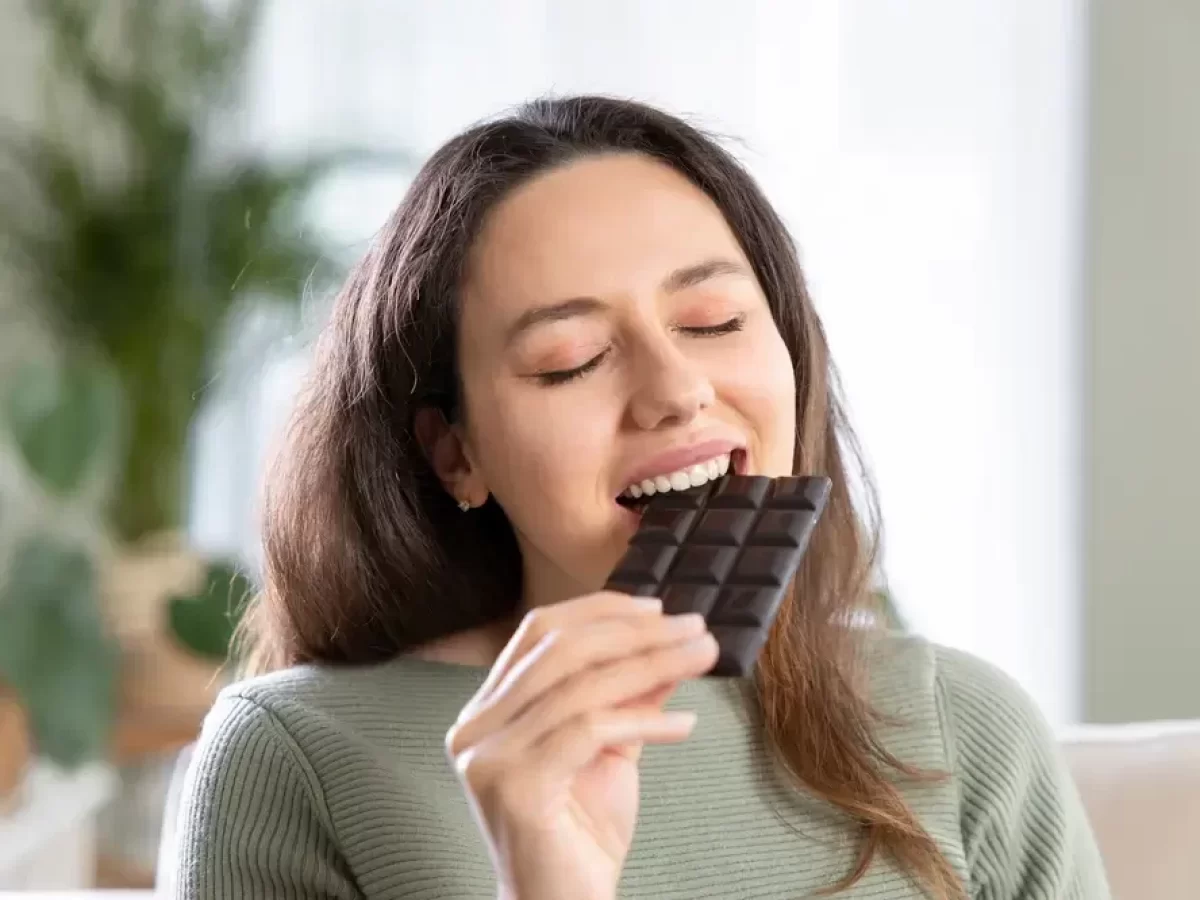 Žena užívající si čokoládu