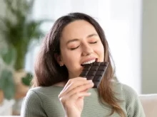 Žena užívající si čokoládu
