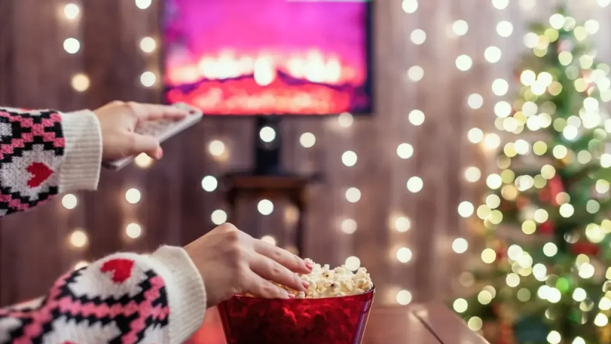 Žena se o Vánocích dívá na televizi