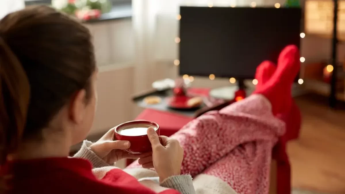Žena se dívá na televizi