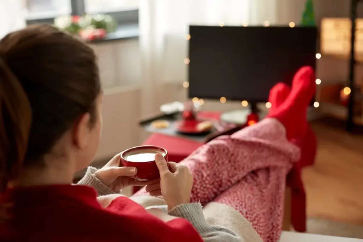 Žena se dívá na televizi