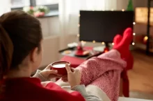 Žena se dívá na televizi