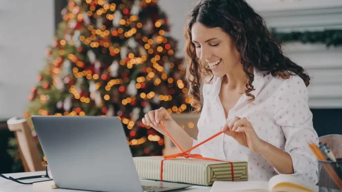 Žena rozbaluje firemní dárek