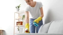 Žena čistí gauč