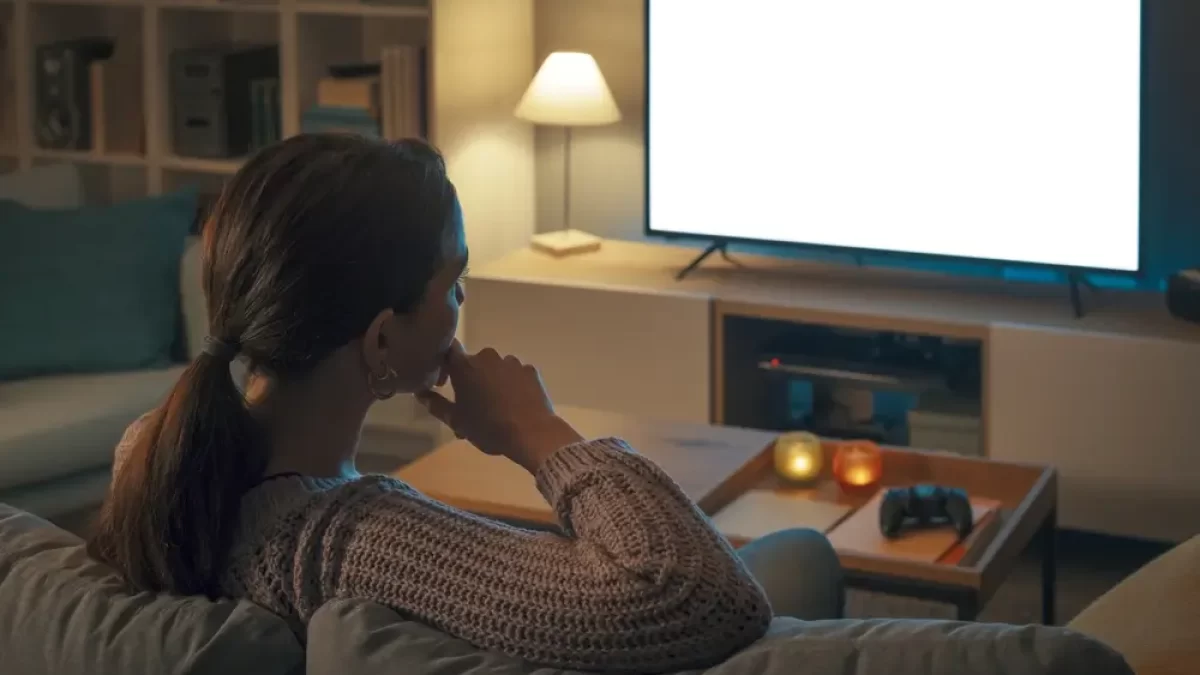 Žena se kouká na televizi