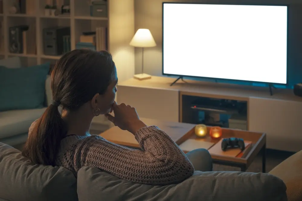 Žena se kouká na televizi