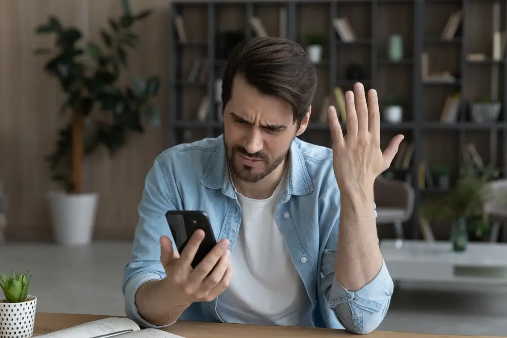 Naštvaný muž s mobilem