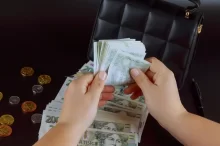 ruce drží spoustu peněz