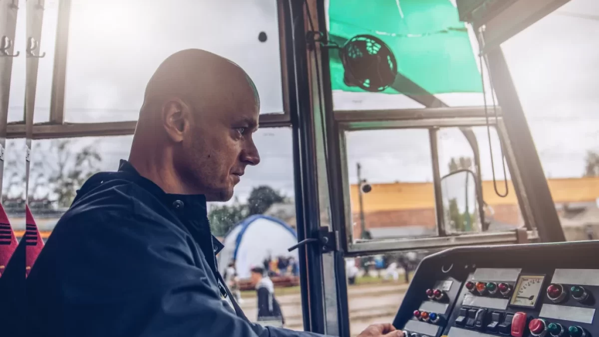 Muž, který řídí tramvaj.