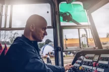 Muž, který řídí tramvaj.