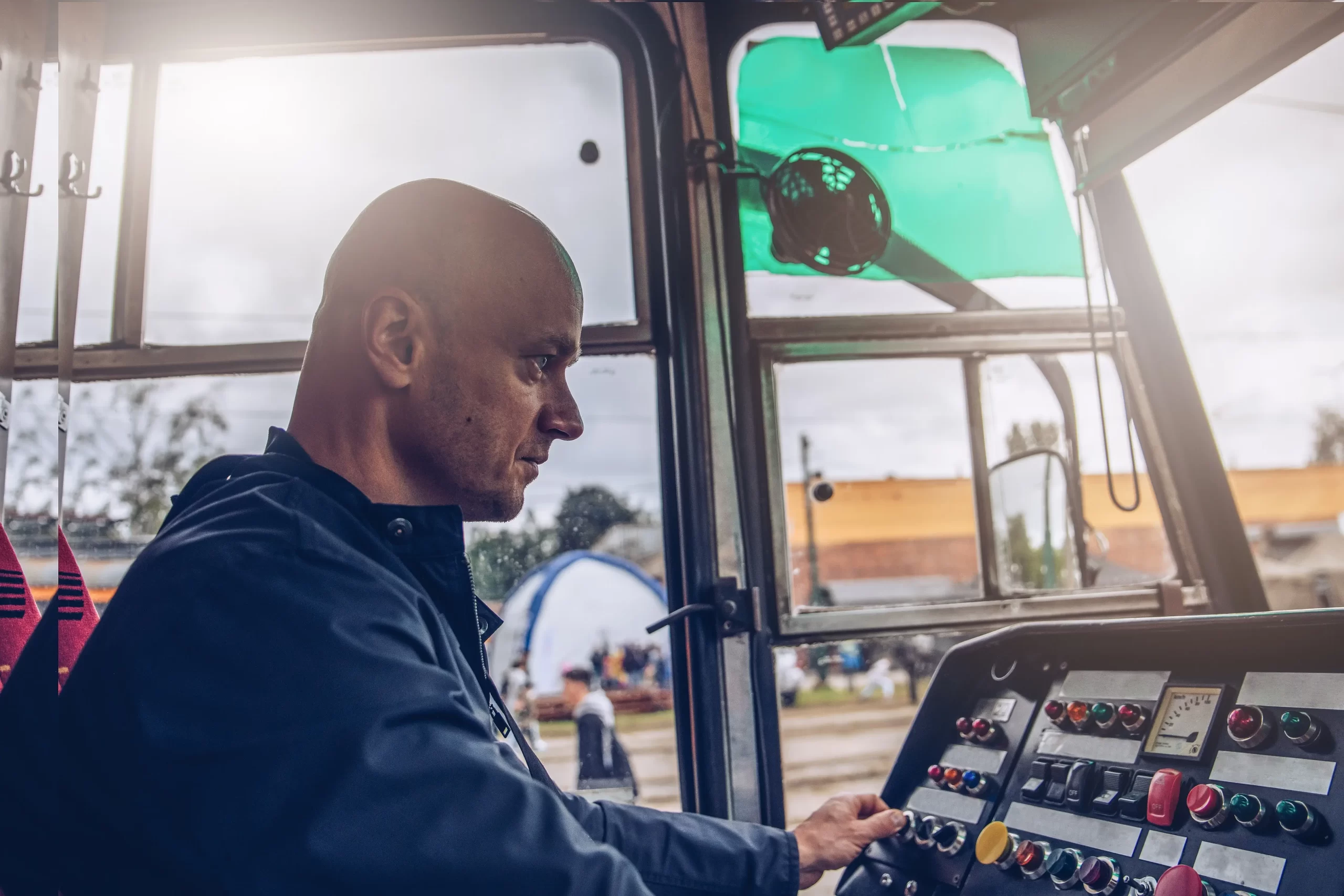 Muž, který řídí tramvaj.