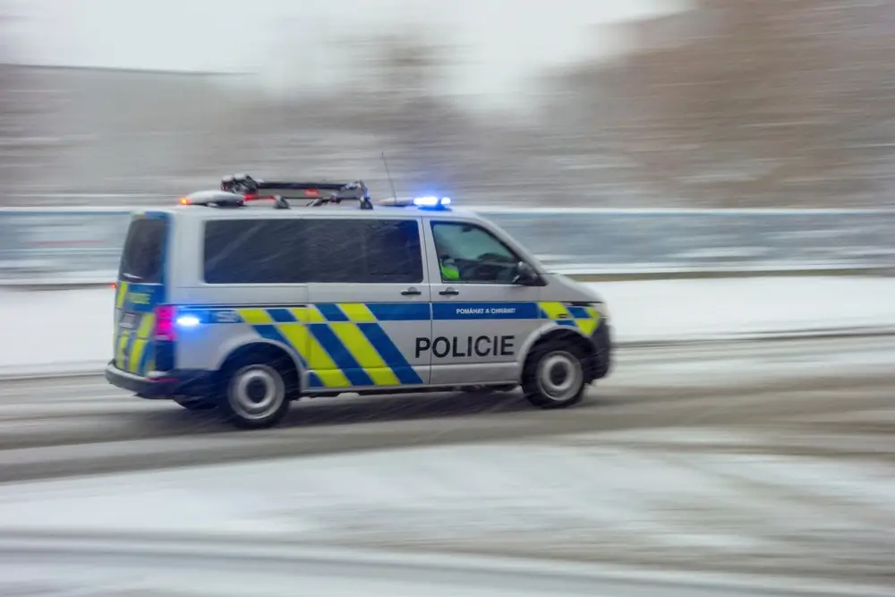 - Techsvět Policejní dodávka spěchající na zasněžené vozovce