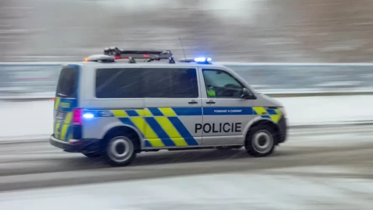 Policejní auto při jízdě se zapnutými majáky