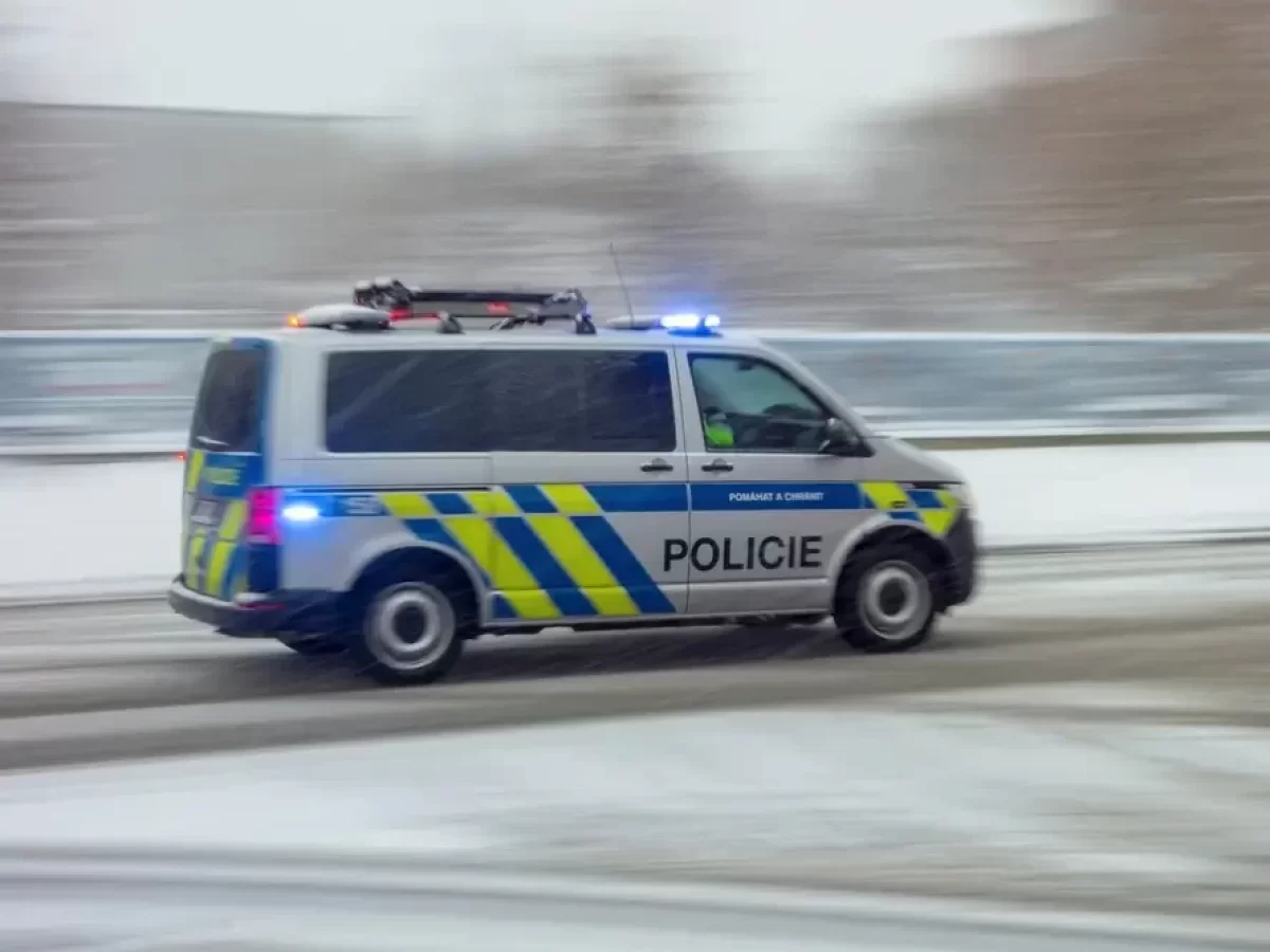 Policejní auto při jízdě se zapnutými majáky