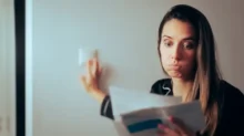Zklamaná žena u účtů za elektřinu