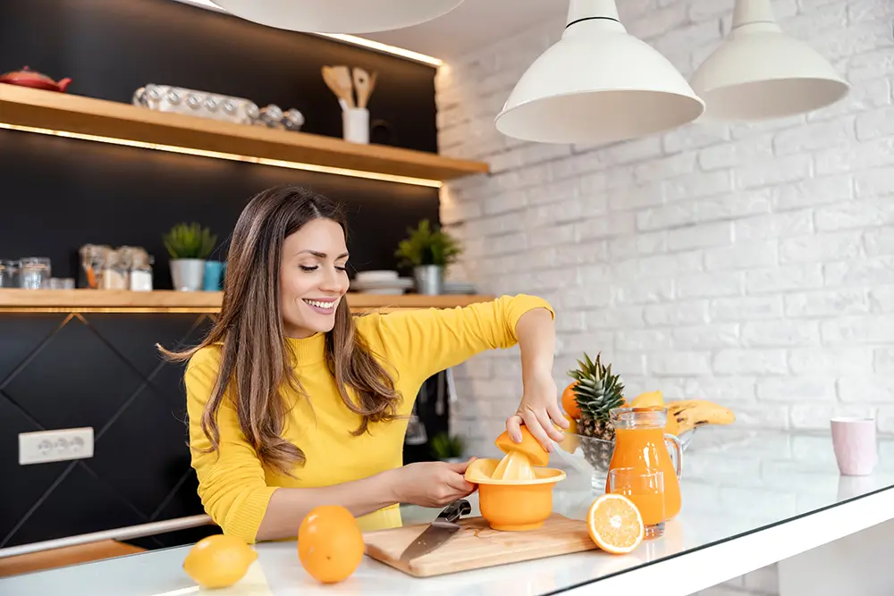 Pomeranče můžete jíst jen tak, a nebo můžete popíjet vymačkanou šťávu. - Techsvět žena vymačkává šťávu z pomerančů