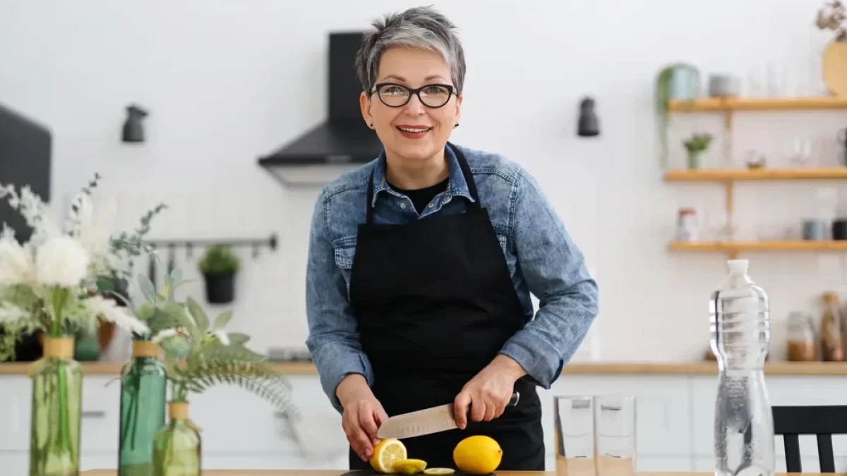 žena krájí citrony