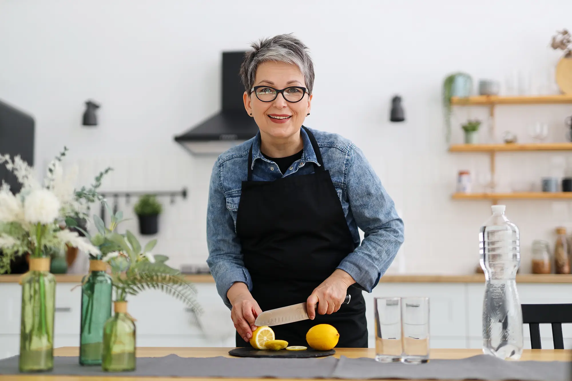 žena krájí citrony