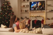 Rodina sleduje televizi