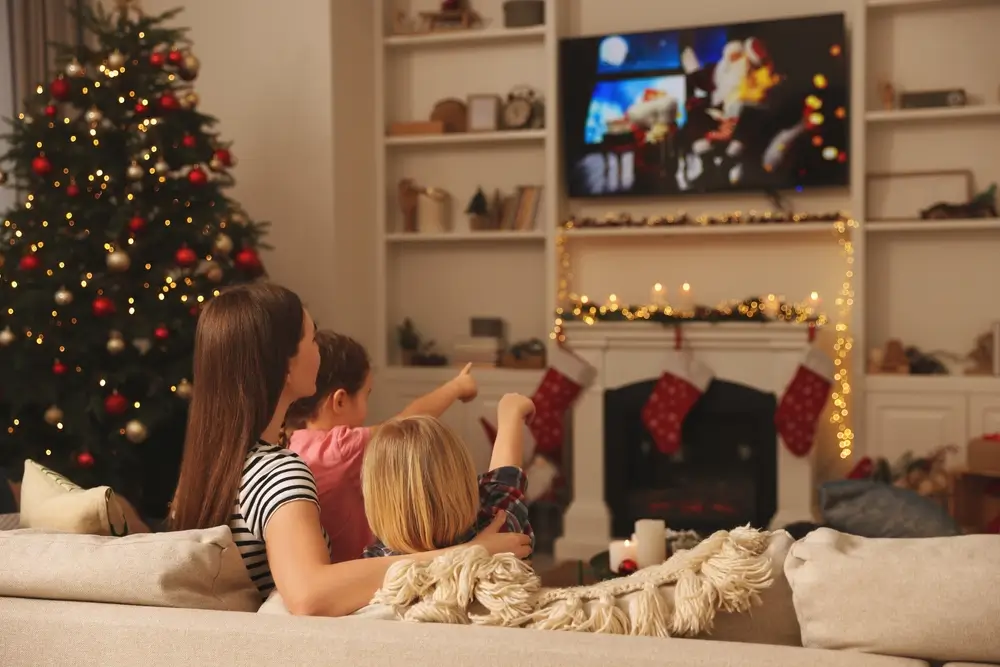 Rodina sleduje televizi