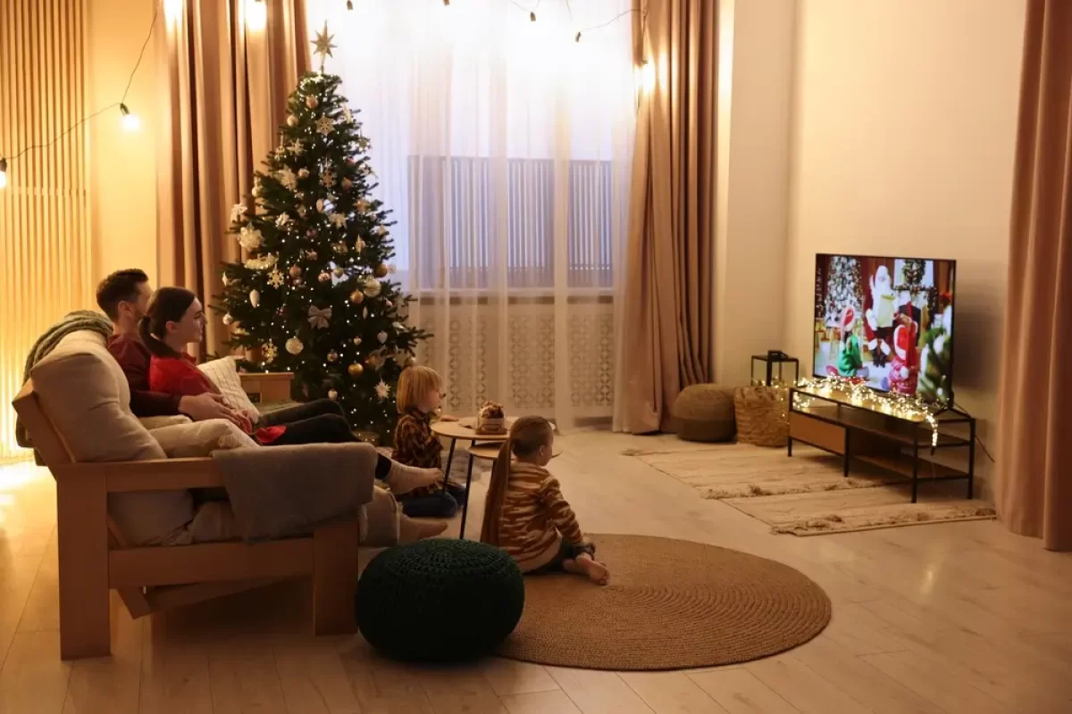 Rodina o Vánocích sleduje televizi