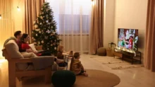 Rodina o Vánocích sleduje televizi