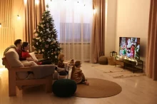 Rodina o Vánocích sleduje televizi