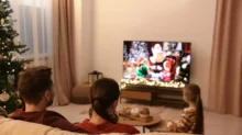 Rodina se o Vánocích dívá na televizi