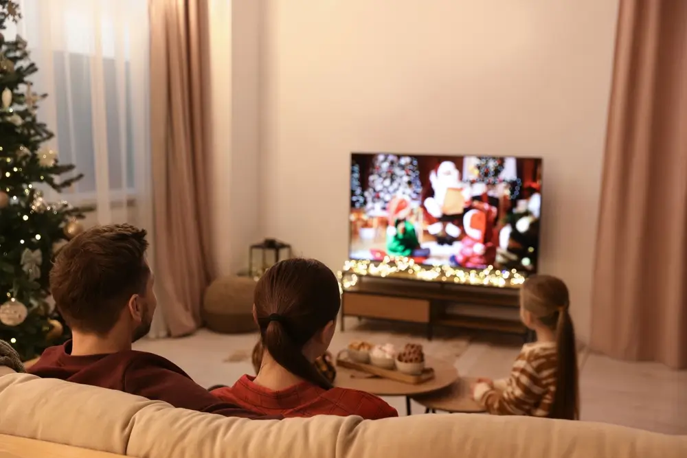 Rodina se o Vánocích dívá na televizi
