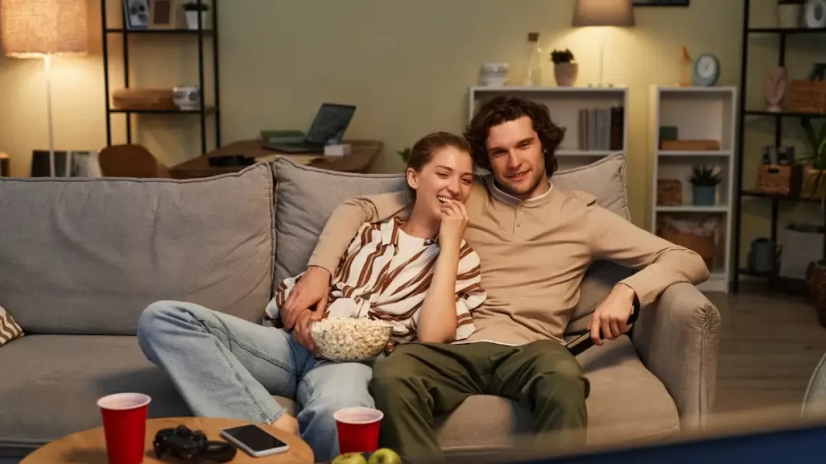 Žena a muž sledují televizi