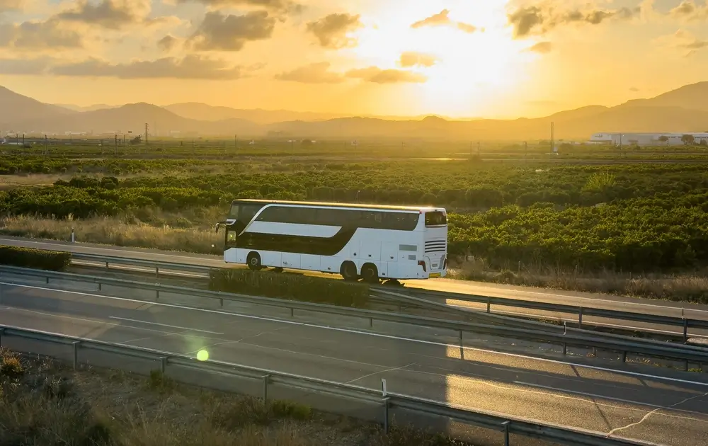 Dálkový autobus při západu slunce