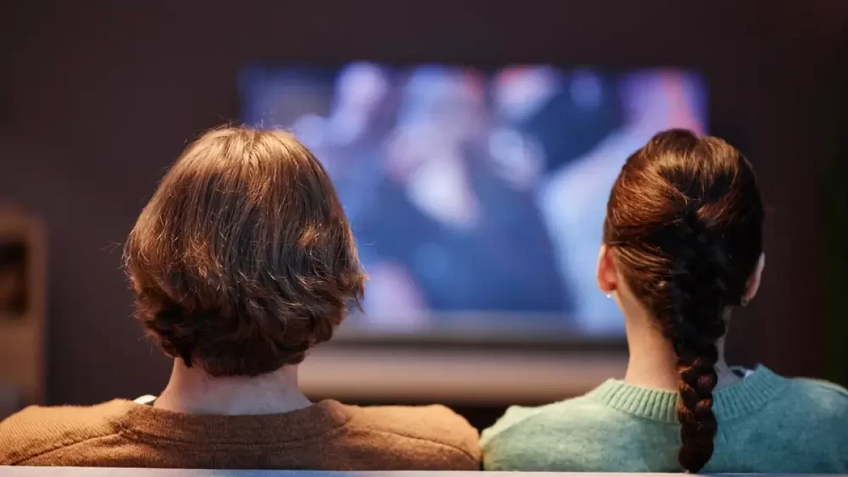 Mladý pár se dívá na televizi