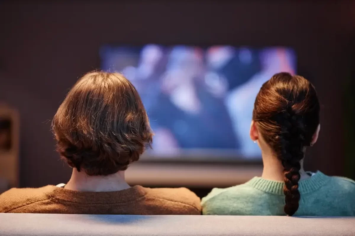 Mladý pár se dívá na televizi