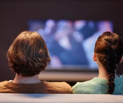 Mladý pár se dívá na televizi