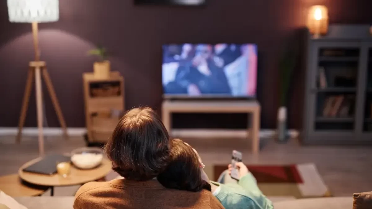 Lidé sledující televizi
