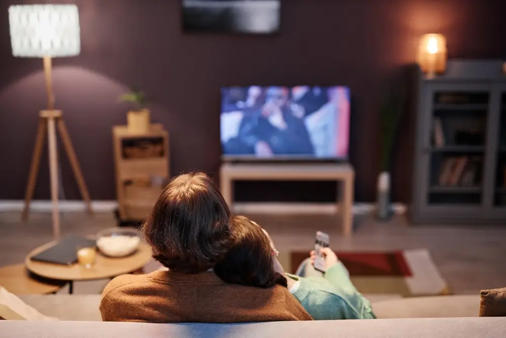 Lidé sledující televizi