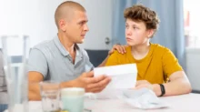 otec se synem řeší finance