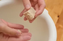 Muž drží v ruce droždí