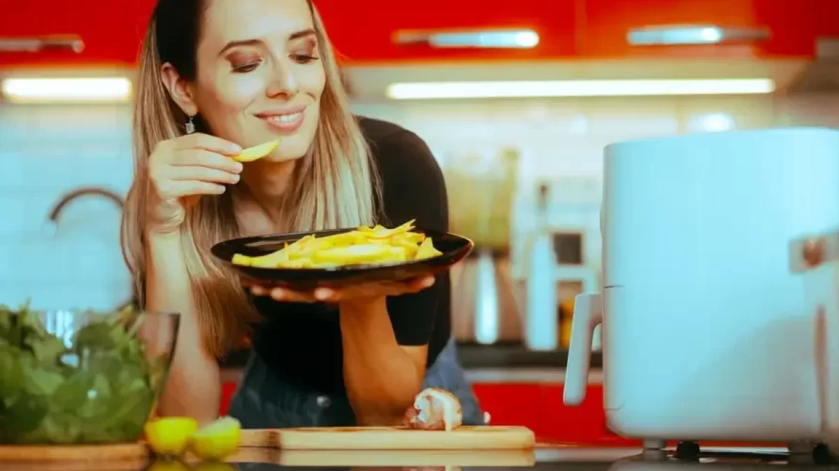 Spokojená žena s hranolkami z fritézy