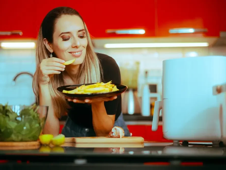 Spokojená žena s hranolkami z fritézy