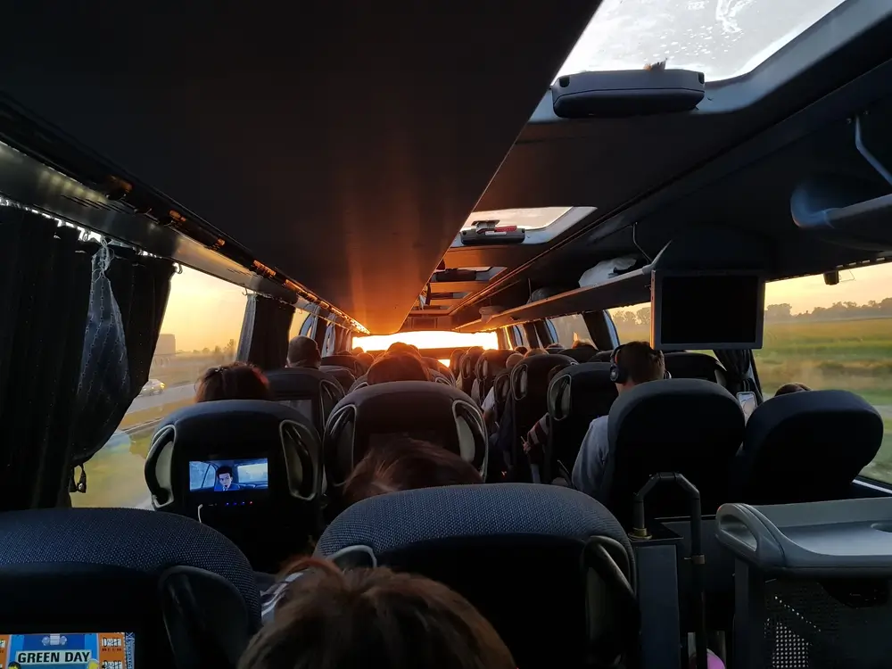 Interiér dálkového autobusu