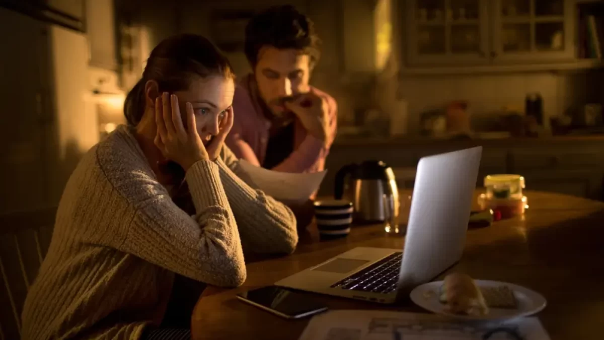 Muž a žena jsou smutní u PC