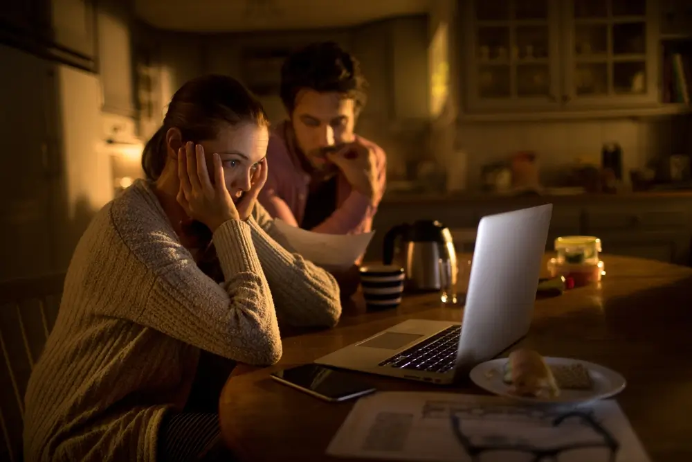 Muž a žena jsou smutní u PC